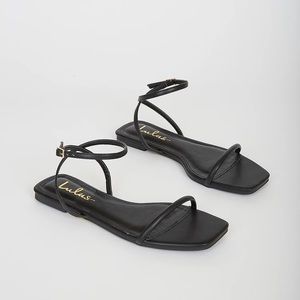 Lulu’s Flat Black Sandals size 5.5